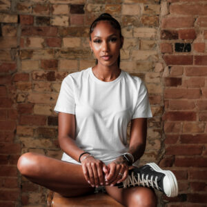 woman-in-a-white-shirt-in-front-of-a-brick-wall Πουκάμισο Λευκό 012