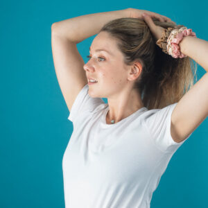 woman-in-a-white-shirt-puts-her-hair-up-with-scrunchies Πουκάμισο Λευκό 038