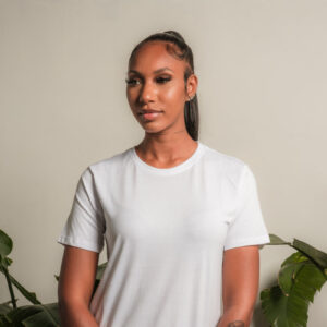 woman-in-a-white-shirt-with-house-plants-on-either-side Πουκάμισο Λευκό 023