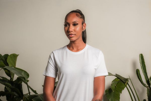 woman-in-a-white-shirt-with-house-plants-on-either-side Πουκάμισο Λευκό 023