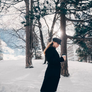 woman-in-black-trench-in-winter-woods Καμπαρντίνα Χειμερινό Μαύρο