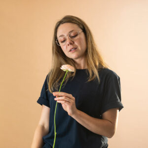 woman-in-blue-shirt-holding-a-single-long-stem-flower Πουκάμισο Μπλε 005