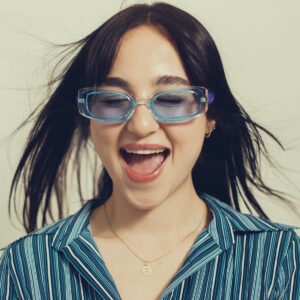 woman-in-blue-tinted-sunglasses Γυαλιά Ηλίου Μπλε 003