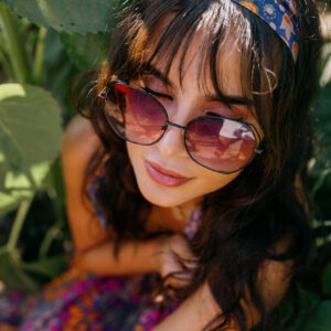 woman-in-bold-sunglasses-surrounded-by-green-leaves Γυαλιά Ηλίου Πράσινο 003