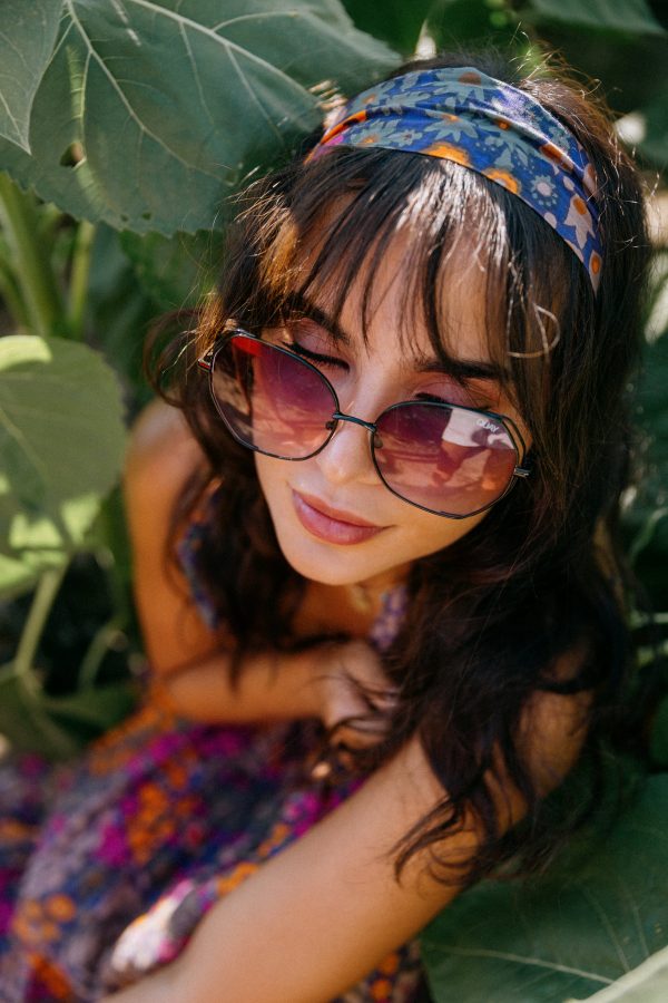 woman-in-bold-sunglasses-surrounded-by-green-leaves Γυαλιά Ηλίου Πράσινο 003
