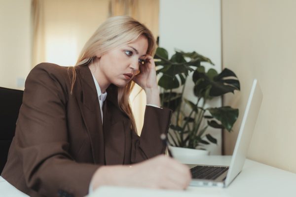 woman-in-brown-suit-sits-and-looks-at-her-laptop-screen Κοστούμι Καφέ