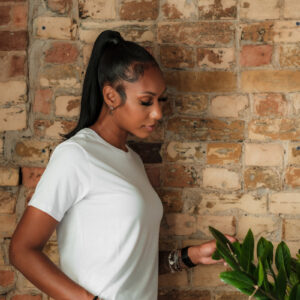 woman-in-crisp-white-shirt-looking-at-house-plants Πουκάμισο Λευκό 024