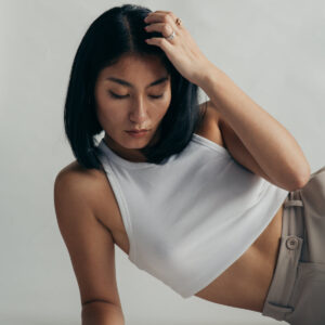 woman-in-cropped-white-vest-top Γιλέκο Λευκό