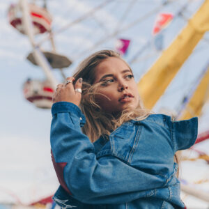 woman-in-denim-jacket-at-fair Μπουφάν 010