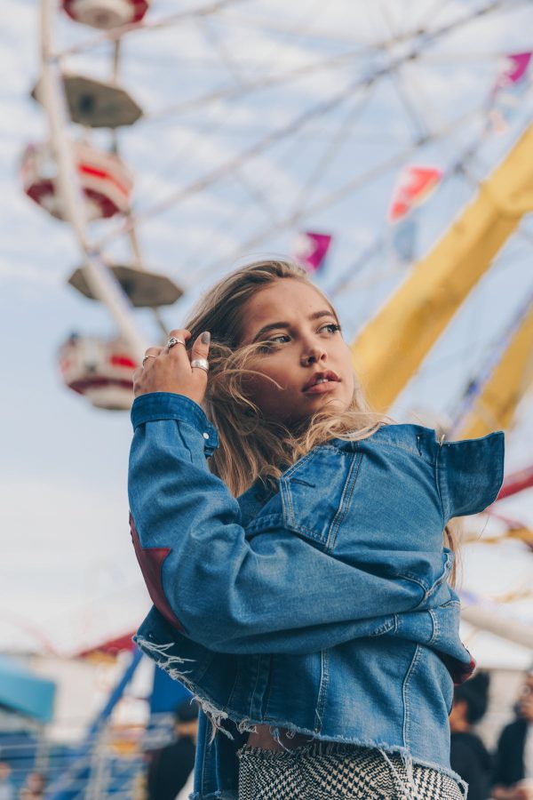 woman-in-denim-jacket-at-fair Μπουφάν 010