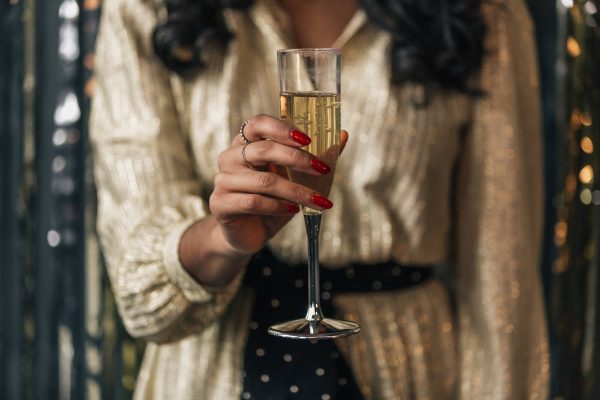 woman-in-gold-dress-holding-champagne-flute Φόρεμα Χρυσό