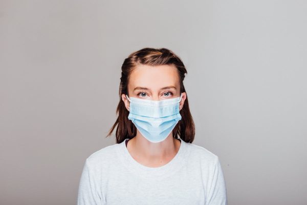 woman-in-grey-sweater-wearing-disposable-face-mask Πουλόβερ Γκρι 002