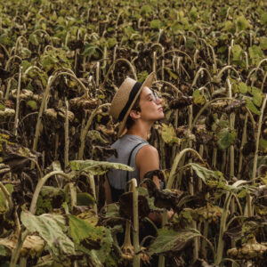 woman-in-hat-and-sunglasses-standing-in-sunflower-dried-field Καπέλο 012