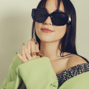 woman-in-large-black-sunglasses-and-a-green-shirt Γυαλιά Ηλίου Μαύρο 003