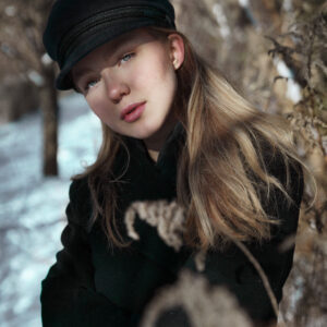 woman-in-newsboy-cap-in-woods Καπέλο Jockey 002