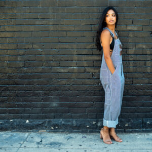 woman-in-overalls-poses-by-brick-wall Σαλοπέτα 006
