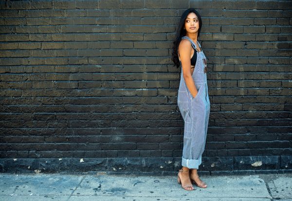 woman-in-overalls-poses-by-brick-wall Σαλοπέτα 006