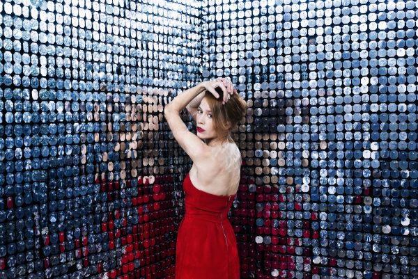 woman-in-red-dress-rests-elbows-against-wall-of-mirrors Φόρεμα Κόκκινο 008