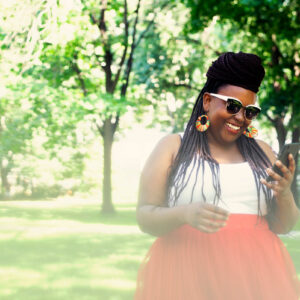 woman-in-red-skirt-and-braids-on-phone Φούστα Κόκκινο 003