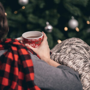 woman-in-scarf-drinking-hot-chocolate Κασκόλ 010