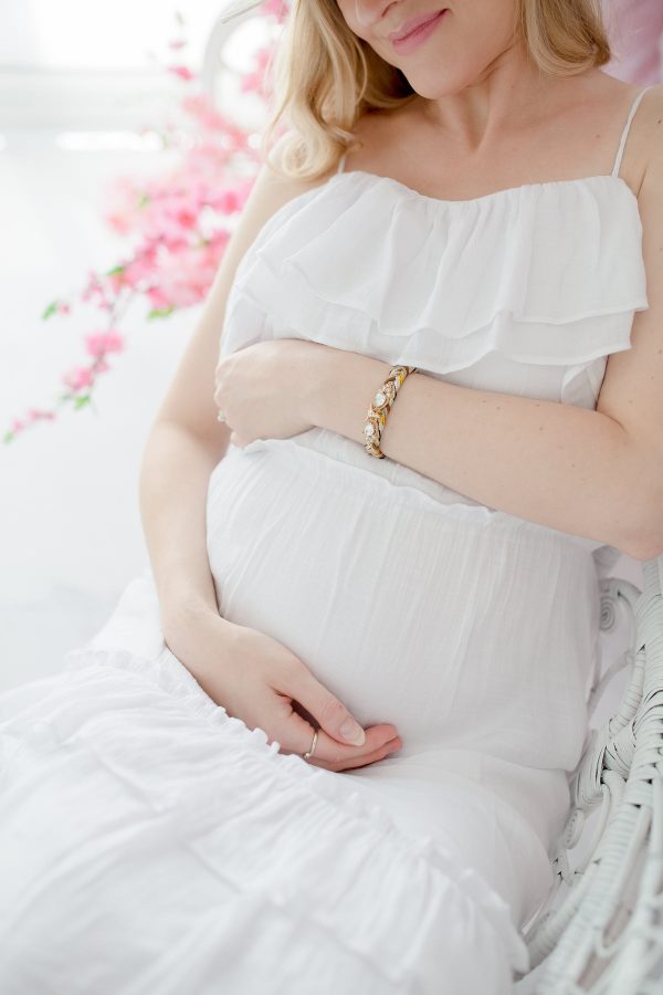 woman-in-soft-white-dress-sits-and-holds-her-pregnant-belly Φόρεμα Λευκό 010