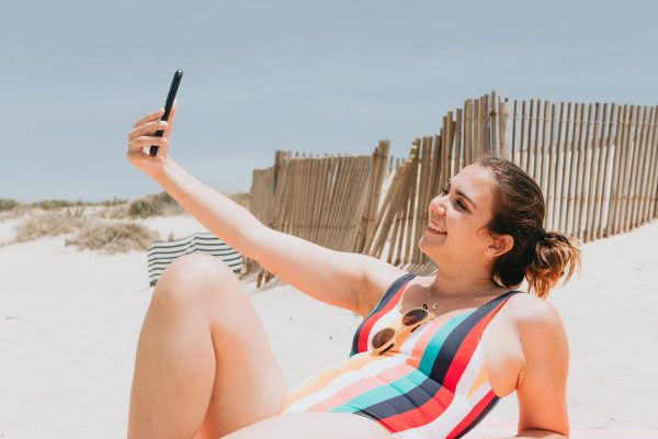 woman-in-striped-bathing-suit-takes-a-beach-selfie Κοστούμι Ριγέ 002