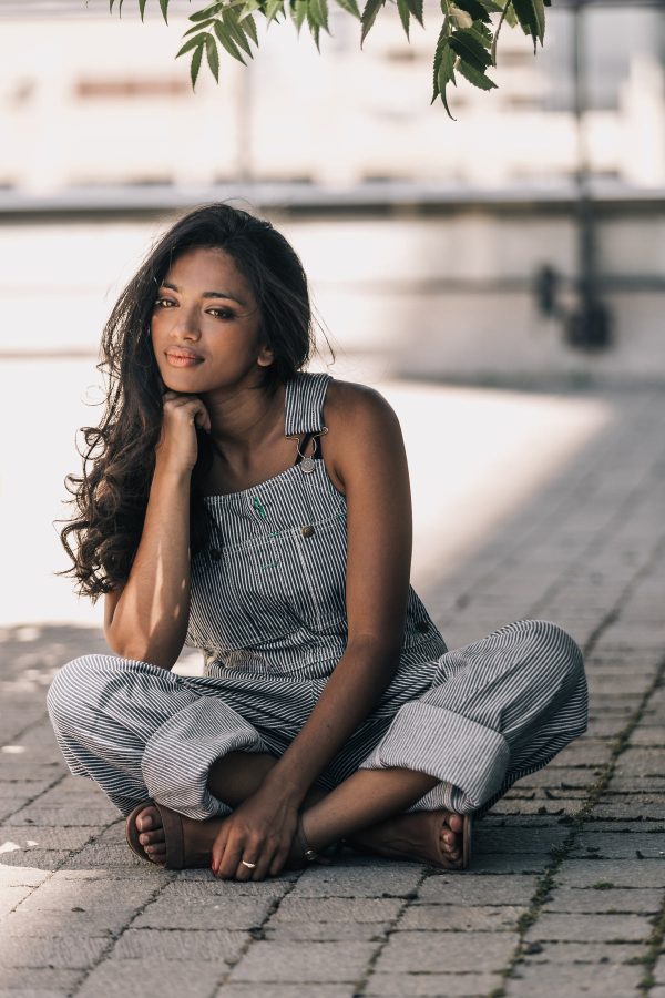 woman-in-striped-overalls-sitting-cross-legged Σαλοπέτα Ριγέ