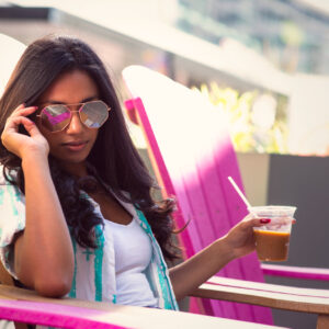 woman-in-summer-sunglasses-and-fashion Γυαλιά Ηλίου Καλοκαιρινό 002