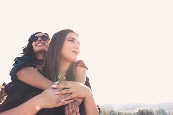Couple of women having fun during a sunny day hugging each other with copy space Γυαλιά Ηλίου 034