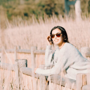 woman-in-sunglasses-leans-on-a-wooden-fence Γυαλιά Ηλίου 049