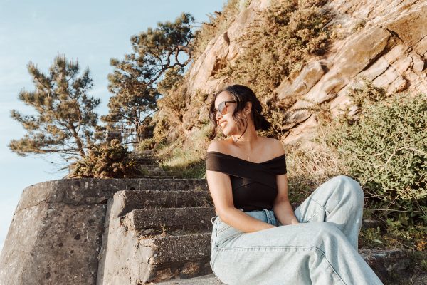 woman-in-sunglasses-sits-on-stone-steps Γυαλιά Ηλίου 041