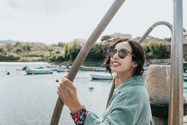 woman-in-sunglasses-smile-for-the-camera-with-boats-below Γυαλιά Ηλίου 044