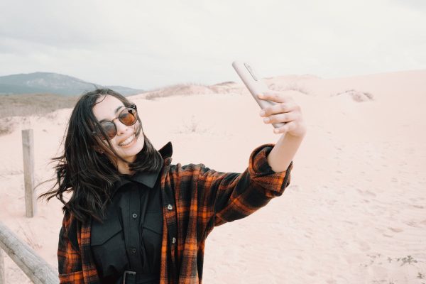 woman-in-sunglasses-takes-a-selfie-at-the-beach Γυαλιά Ηλίου 039