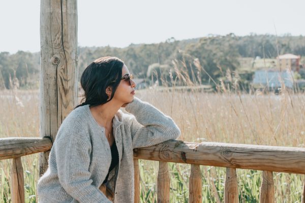 woman-in-sunglasses-takes-in-a-country-view Γυαλιά Ηλίου 048