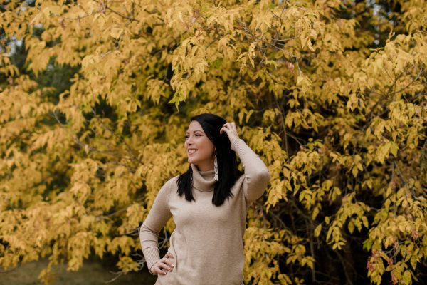 woman-in-tan-sweater-smiles-standing-against-yellow-trees Πουλόβερ Κίτρινο 002