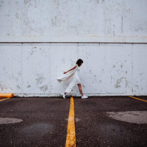woman-in-white-dress-outside Φόρεμα Λευκό 002