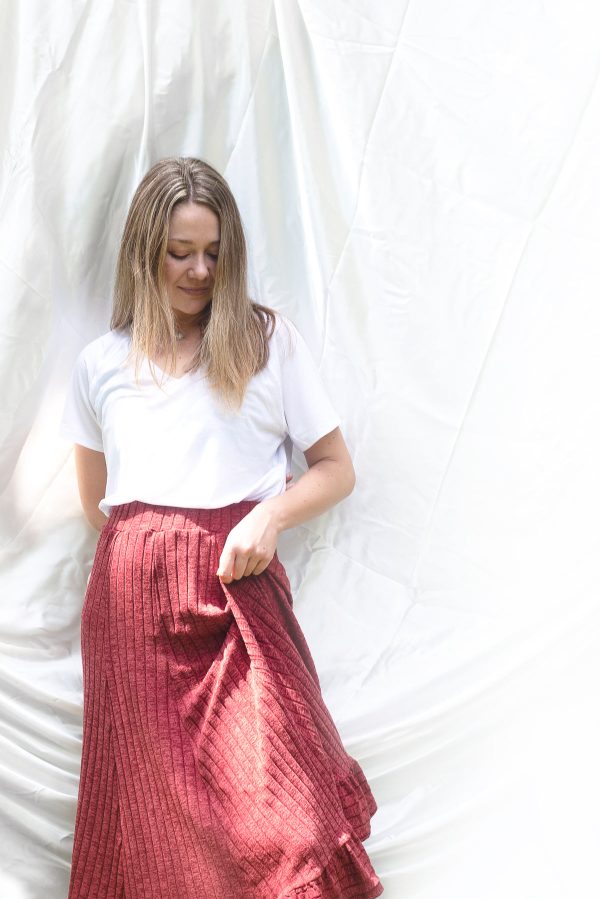 woman-in-white-shirt-and-red-skirt-against-cloth-backdrop Πουκάμισο Λευκό 002