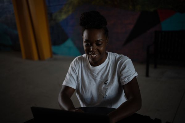 woman-in-white-shirt-sits-at-a-table-looking-at-computer Πουκάμισο Λευκό 010