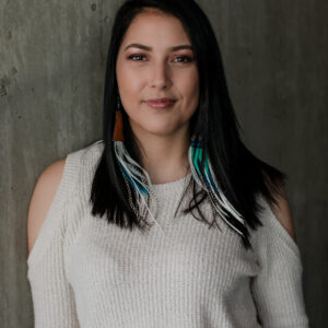 woman-in-white-sweater-looks-into-camera-lens Πουλόβερ Λευκό