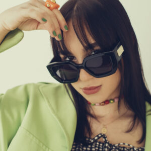 woman-looks-at-the-camera-over-bold-black-sunglasses Γυαλιά Ηλίου Μαύρο 006
