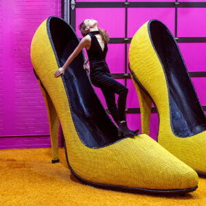 woman-perches-atop-a-giant-shoe-facing-the-ceiling Παπούτσι 006