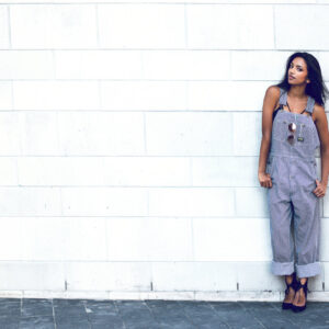 woman-poses-by-brick-wall-in-overalls Σαλοπέτα 004