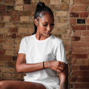 woman-pulling-on-the-sleeve-of-her-crisp-white-shirt Πουκάμισο Λευκό 025