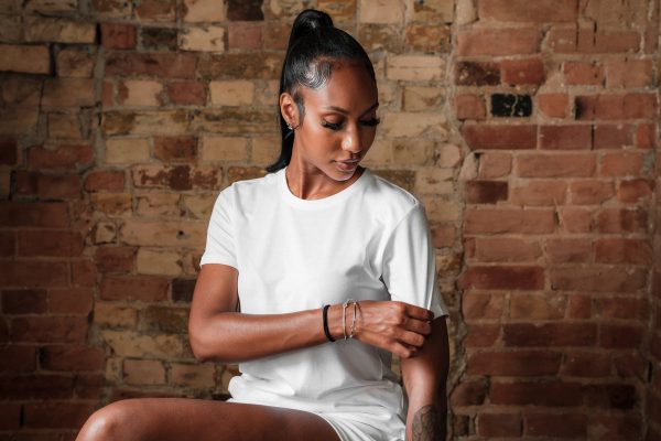 woman-pulling-on-the-sleeve-of-her-crisp-white-shirt Πουκάμισο Λευκό 025