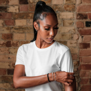 woman-pulls-on-the-sleeve-of-her-blank-white-t-shirt Πουκάμισο Λευκό 022