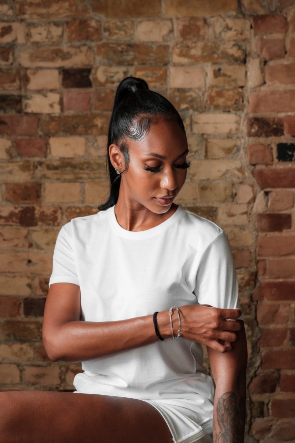 woman-pulls-on-the-sleeve-of-her-blank-white-t-shirt Πουκάμισο Λευκό 022
