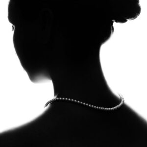 woman-silhouette-with-pearl-necklace Κολιέ 011