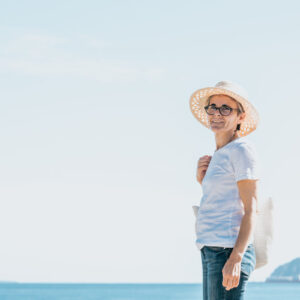 woman-stands-by-open-water-and-a-straw-hat Καπέλο 024