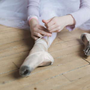 woman-ties-dance-shoes Παπούτσια 025