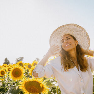 woman-tilts-her-head-up-towards-the-sun-holding-onto-hat Καπέλο 023